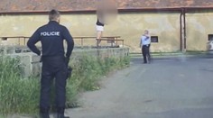 VIDEO: Záchrana na poslední chvíli. Policie zabránila dívce skočit pod vlak