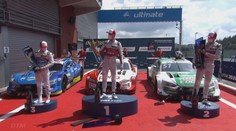 Vítězovi se rozpadla trofej v rukách, nenechal se tím zaskočit a slavil dál