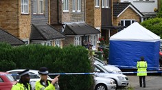 V Británii zadrželi muže podezřelého z trojnásobné vraždy. Matku a dvě dcery zastřelil kuší