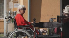 O příspěvku na péči chce rozhodovat jen vláda. Opozice i Stanjura jsou proti