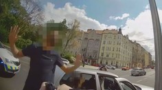 VIDEO: Mladík z jedoucího auta vystřelil u zastávky plné lidí. Zbraň zkoušel, tvrdí