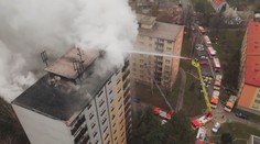 Lidé sčítají škody po požáru paneláku. Netuší, kdy se vrátí domů