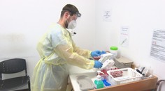 Počty nově nakažených dále klesají. Odborníci ale varují před optimismem