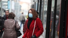 Klesá počet nových nakažených, ale i testovaných. Epidemie brzdí pomalu