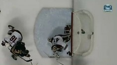 NHL se baví kuriozní trefou. Gólman si dovezl puk do branky v kalhotách