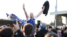 Trpaslík vyřadil obhájce FA Cupu: Dojatý Rooney a odkaz pro zesnulého spoluhráče