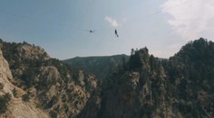Tsunami adrenalinu. Muž bez váhání skočil do hluboké propasti!