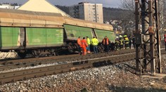 V pražském Radotíně vykolejil vlak. Mimo trať skončilo 20 vagonů