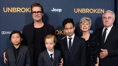 Brad Pitt v slzách. Jeho syn měl vážnou nehodu, podezření na krvácení do mozku