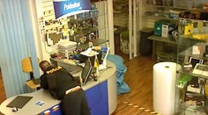 Policisté hledají "kolegu". Muž v uniformě vykradl obchod! VIDEO
