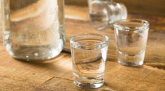 Turisté v šoku. Na dovolené v Řecku pili nedopitý alkohol po jiných