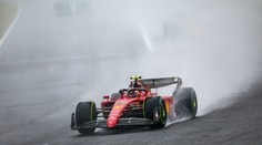 Sainz v Suzuce vylétl z trati a závod byl přerušen. Restart posunul déšť