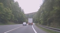 VIDEO: Předjíždění v zatáčce a na plné čáře. Řidič rapidu ohrozil několik lidí