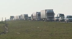 Na D1 se převrátil kamion s pivem. Stál i Pražský okruh