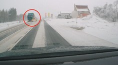 Hazard na sněhu ho málem stál život. Řidiče u Chomutova paralyzoval strach