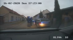 Zdrogovaný rodič ohrozil svého syna. Před policisty zběsile ujížděl