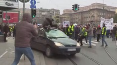 V Bělehradě vjel řidič do davu demonstrantů. Vážně zranil mladou studentku