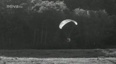 Paraglidistu nad Vrběticemi "sundal" na zem vrtulník