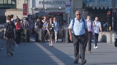 Británii sužují extrémní vedra. Školy ruší výuku a vlaky nabírají zpoždění