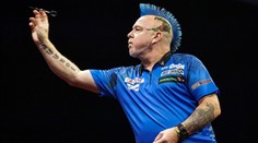 Michael van Gerwen po dramatu postupuje do čtvrtfinále. Dál jde i Peter Wright