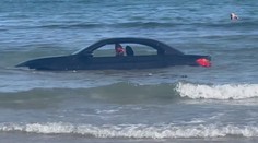 Řidič si autem dojel až na pláž. Příliv mu ho odnesl do moře