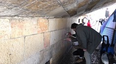 Začalo čištění Karlova mostu, nápisy zmizely během jednoho dne