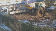 Na hřbitov najel bagr. Záběry ze stavby rozčílily Kolíňáky. VIDEO