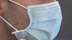 Soud zrušil opatření, které nařizuje nosit roušky venku. Žádá upřesnění