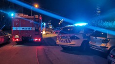 V Praze lezl muž uprostřed noci na střechu a spadl. Letěl pro něj vrtulník