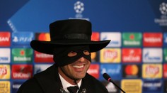 Kdo vede Šachtar? Na tiskovku dorazil místo trenéra Zorro!