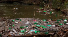 Národní park je plný odpadků. Řeku Kamenici zamořily plasty