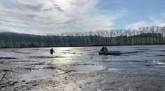 Dva muži uvízli v bahně vypuštěného rybníka! Jednoho vytáhli až hasiči