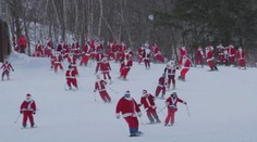 To byla jízda! Stovky Santa Clausů zaplnily sjezdovku
