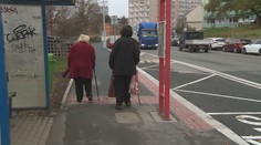Ve Slaném postavili označník doprostřed chodníku. Dělníci prý špatně četli plán