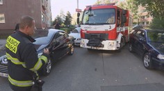 Hasiči nemohli projet k požáru kvůli bezohlednosti řidičů. Museli ničit auta