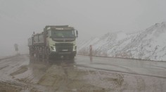 Náklaďáky ničí silnice při stavbě D35. Silničáři instalují zákazové značky