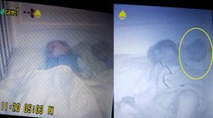 K synovi do postýlky vyšplhal duch, tvrdí žena. Foto jako důkaz