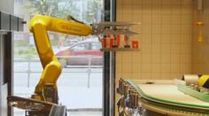 Kuře z rukou robota? Řetězec KFC otevřel unikátní pobočku