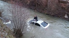 Muž utopil auto v řece. Na záchranu musel počkat na střeše