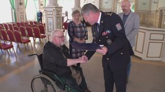 Zloději policistu skoro ubodali vidlemi. Přežil zázrakem a nyní dostal medaili
