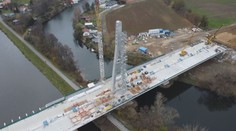 Stavba největšího lanového mostu v Česku se komplikuje. Na trase našli skládku odpadu