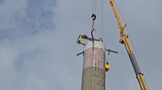 V Dukovanech rozebrali stometrový komín