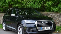 VIDEOTEST: Fyzikální limity pro Audi SQ7 jednoduše neplatí. Pojďte se svézt s námi