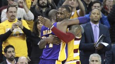 LeBron a Kobe proti sobě: Souboj ikon zvedal diváky ze sedadel