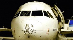 Nouzové přistání: Obří kroupy zničily u Istanbulu dvě letadla