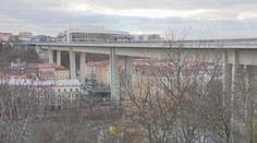 Nuselský most slaví 50 let. Původně měly uvnitř jezdit tramvaje