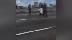 Romantika nebo blbost? Muž požádal milou o ruku na DÁLNICI!