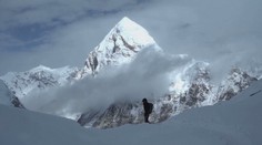 Lidé zasažení bouří na Everestu jsou už v bezpečí. Jeden z nich nepřežil