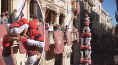 Dechberoucí tradice: Španělé postavili metry vysoké věže z lidí s dětmi na špičce