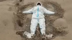 VIDEO: Rusové si z výbuchu sopky nic nedělají. V popelu dělají andělíčky